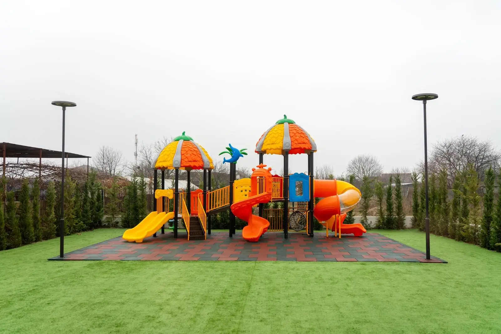 Curte exterioară amenajată cu loc de joacă - Grădinița Elite Kinder AJ Râmnicu Vâlcea